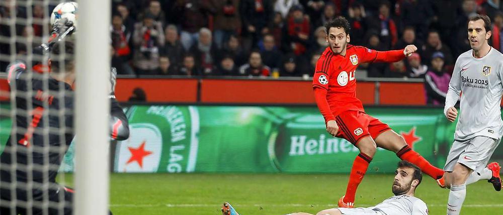 Vol durchgezogen. Hakan Calhanoglu trifft zum 1:0 für Bayer Leverkusen.