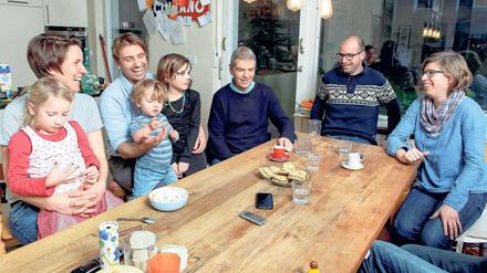 Eine Familie am Tisch - mit Kindern. Louisa Keller, 35, Andreas Keller, 49, dessen Vater Carsten Keller , 75, seine weiteren Kinder Florian, 33, und Natascha Keller, 37.