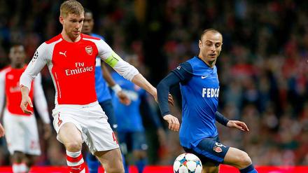 Per Mertesacker im Duell mit Dimitar Berbatow. Beim 0:1 hatte der Deutsche in Diensten des FC Arsenal Pech.