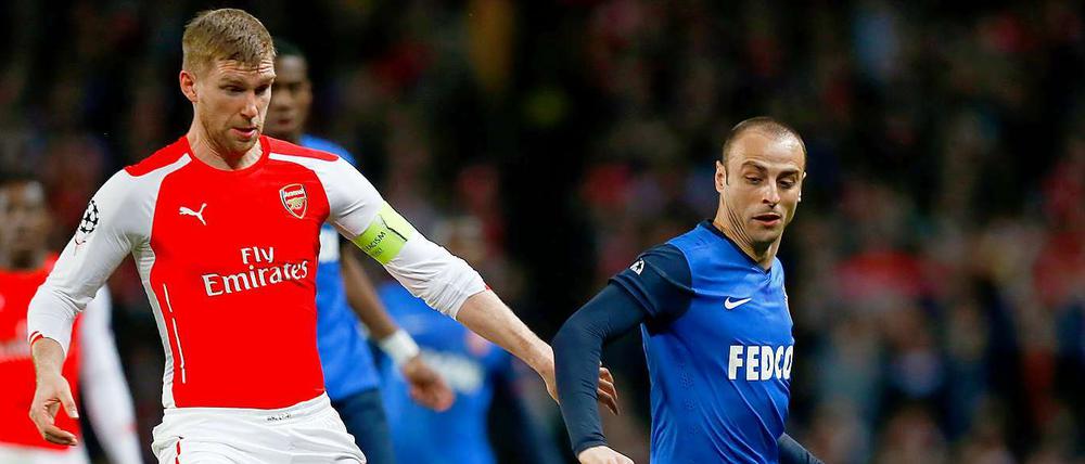 Per Mertesacker im Duell mit Dimitar Berbatow. Beim 0:1 hatte der Deutsche in Diensten des FC Arsenal Pech.