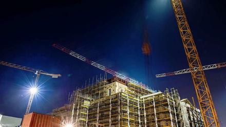 Wo soll´s denn hingehen? Auch die Kräne über der Baustelle scheinen zuweilen orientierungslos (Foto vom 04.12.2014).