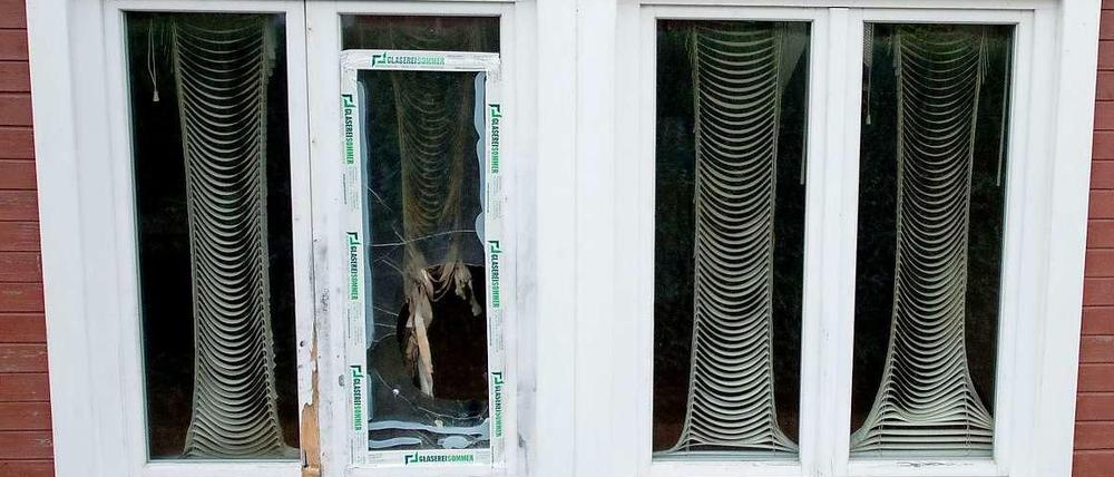 Ein Fenster eines leerstehenden Doppelhauses in Escheburg (Schleswig-Holstein), welches als Unterkunft für Asylbewerber genutzt werden sollte. 