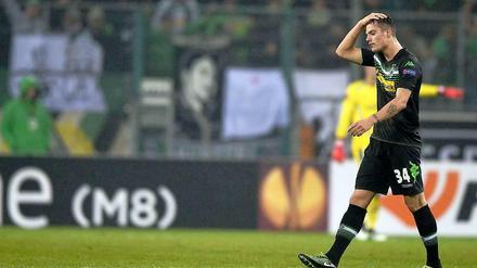 Der Moment, an dem sich die Hoffnung auf ein Wunder endgültig verflüchtigte: Granit Xhaka verlässt nach dem Platzverweis das Spielfeld.