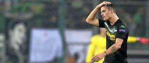 Der Moment, an dem sich die Hoffnung auf ein Wunder endgültig verflüchtigte: Granit Xhaka verlässt nach dem Platzverweis das Spielfeld.