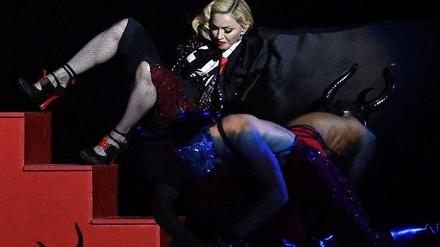 Madonna stürzt bei den Brit-Awards-2015 in der O2-World in London am Mittwochabend die Treppe hinunter.