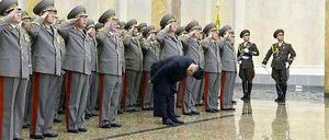 Nordkoreas Machthaber Kim Jong Un verbeugt sich vor dem Mausoleum, in dem der einbalsamierte Leichnam seines Vaters Kim Jong Il aufgebahrt ist.