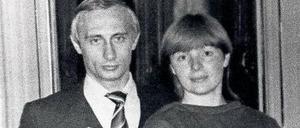 „Er habe ein Problem mit Frauen“. Oder doch mehr mit dem Weltfrieden? Wladimir Putin mit seiner Frau Lyudmila und Tochter Katya, im Frühling 1985. 