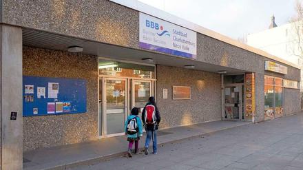 Ende des Legionellenalarms. Das Stadtbad an der Krummen Straße 9.