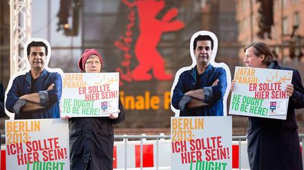 Er hätte dort sein dürfen sollen: Das iranische Regime lässt Jafar Panahi nicht ins Ausland reisen, wie hier von Berlinale-Besuchern gefordert. Doch es gibt sanfte Anzeichen eines Einlenkens. 