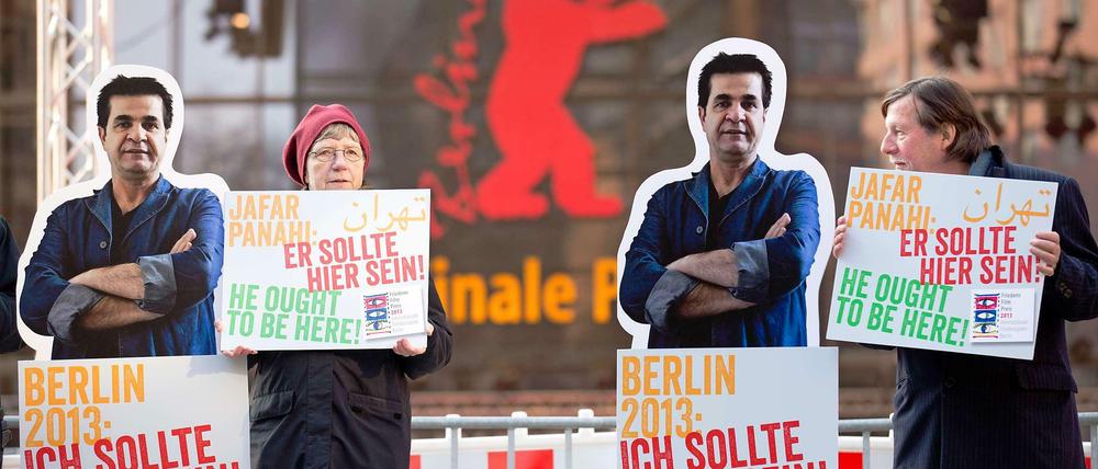 Er hätte dort sein dürfen sollen: Das iranische Regime lässt Jafar Panahi nicht ins Ausland reisen, wie hier von Berlinale-Besuchern gefordert. Doch es gibt sanfte Anzeichen eines Einlenkens.