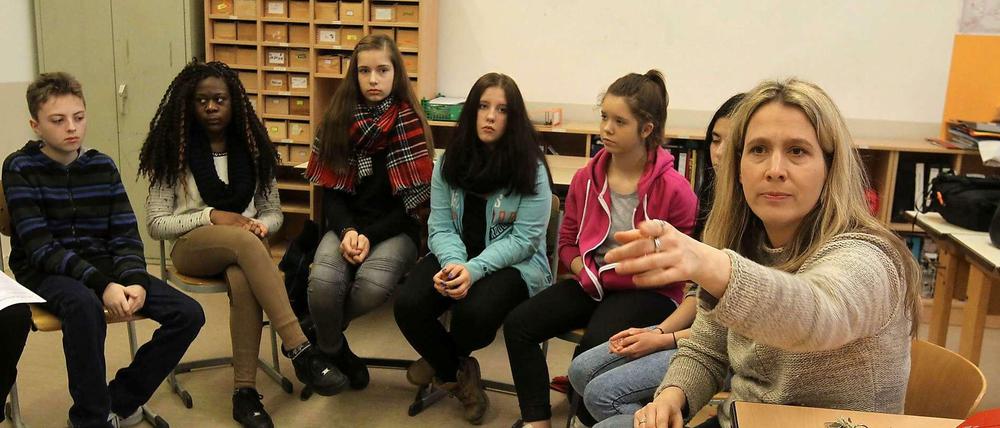 Lehrerin Carolin Arlt-Gleim und ihre Schüler an der Heinrich-von-Stephan-Schule in Moabit.