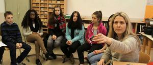 Lehrerin Carolin Arlt-Gleim und ihre Schüler an der Heinrich-von-Stephan-Schule in Moabit.