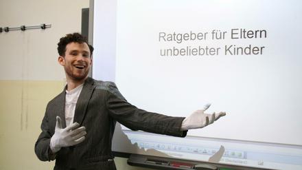 Am Smartboard. Simon Möller übt für den Science Slam. 