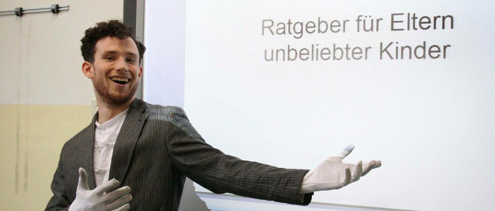 Am Smartboard. Simon Möller übt für den Science Slam. 