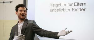 Am Smartboard. Simon Möller übt für den Science Slam. 