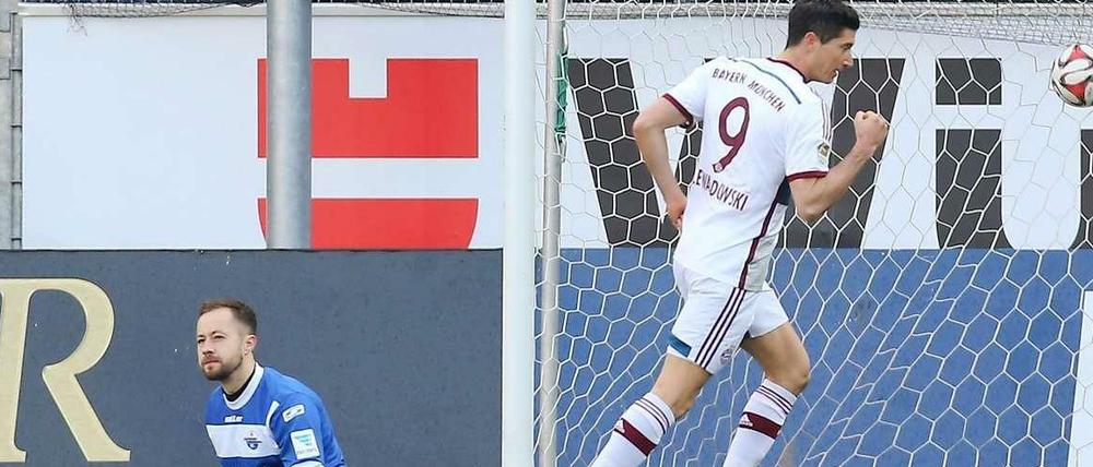 Robert Lewandowski dreht ab, Lukas Kruse ist leicht angesäuert. Kein Wunder, der Bayern-Stürmer schenkt Paderborns Torwart in der ersten Halbzeit gleich zwei Treffer ein.