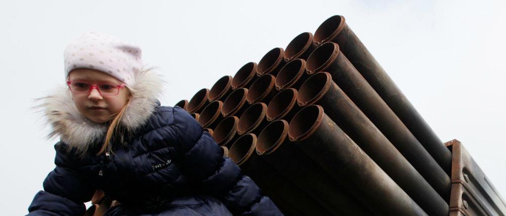 Raketenwerfer. Dieses Mädchen spielt in Kiew mit tödlichem Kriegsgerät. Die Ukraine gedenkt dieser Tage der Toten vom Maidan.