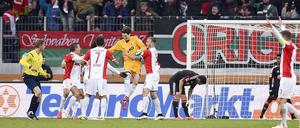 Hinten wacklig, vorne treffsicher: Marwin Hitz lässt sich nach seinem 2:2 feiern.