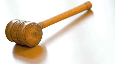 Ein Holzhammer, wie sie von Richtern oder Sitzungspräsidenten verwendet werden.