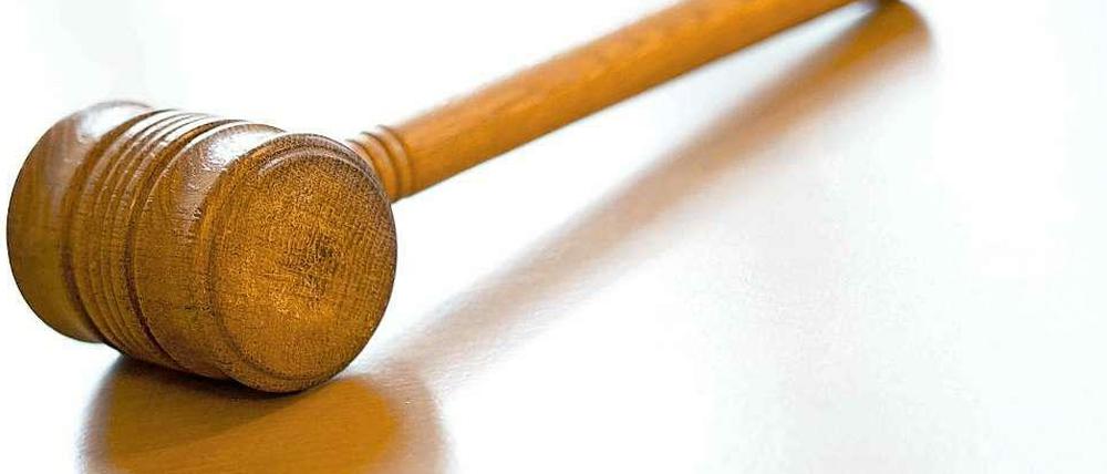 Ein Holzhammer, wie sie von Richtern oder Sitzungspräsidenten verwendet werden.