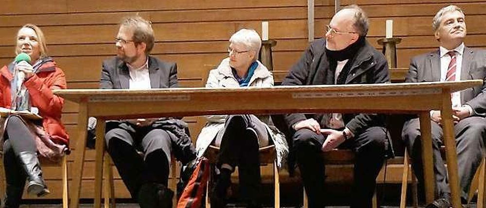 Hier spricht Felicitas Karimi vom Verein „Willkommen im Westend“. Neben ihr: Stadtrat Marc Schulte, Stadträtin Elfi Jantzen, Pfarrer Frank Vöhler und Staatssekretär Dirk Gerstle. Nicht im Bild ist Sozialstadtrat Carsten Engelmann, er hatte Felicitas Karimi für ihre Rede Platz gemacht.