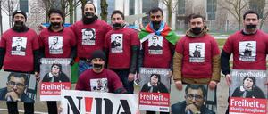 Die Freilassung politischer Gefangener in Aserbaidschan forderten Tural Sadigli (vierter von rechts) und andere Demonstranten am 21. Januar vor dem Kanzleramt.