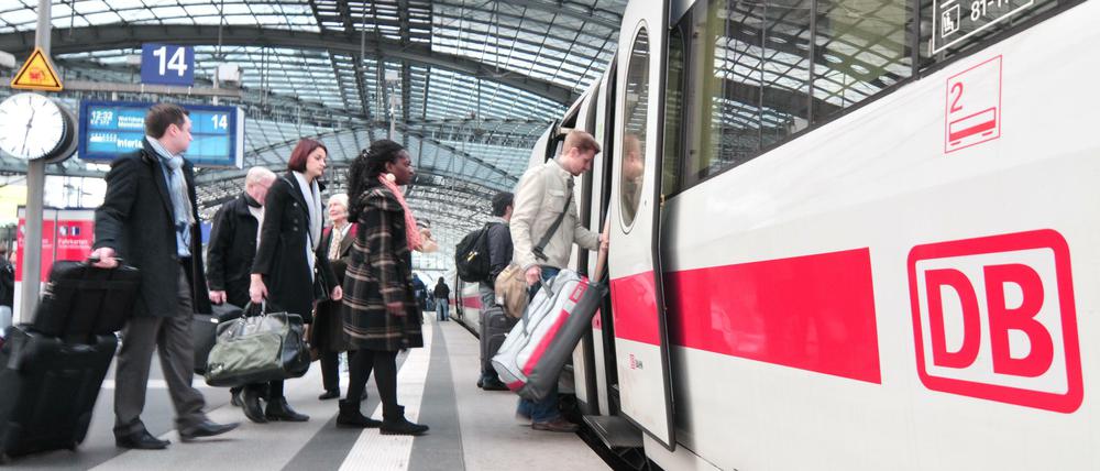 Die Bahn geht im Kampf gegen die Konkurrenz der Fernbusse in die Offensive. 