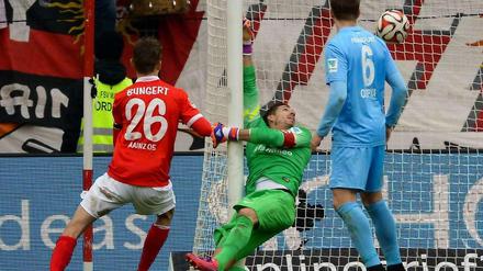 Blitzstart der Mainzer in den zweiten Durchgang. Geis (nicht im Bild) zirkelt einen Freistoß vom linken Flügel aufs Tor und überrascht damit Frankfurts Keeper Trapp.