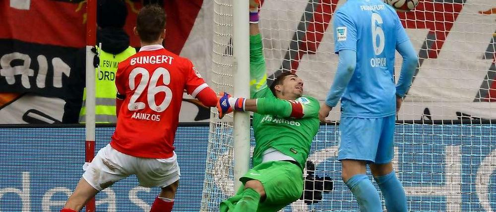 Blitzstart der Mainzer in den zweiten Durchgang. Geis (nicht im Bild) zirkelt einen Freistoß vom linken Flügel aufs Tor und überrascht damit Frankfurts Keeper Trapp.