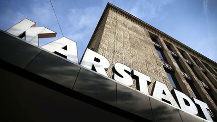 Die Sanierungssaga von Karstadt geht in die nächste Runde. Immerhin sollen jetzt weniger Menschen ihre Arbeit verlieren.