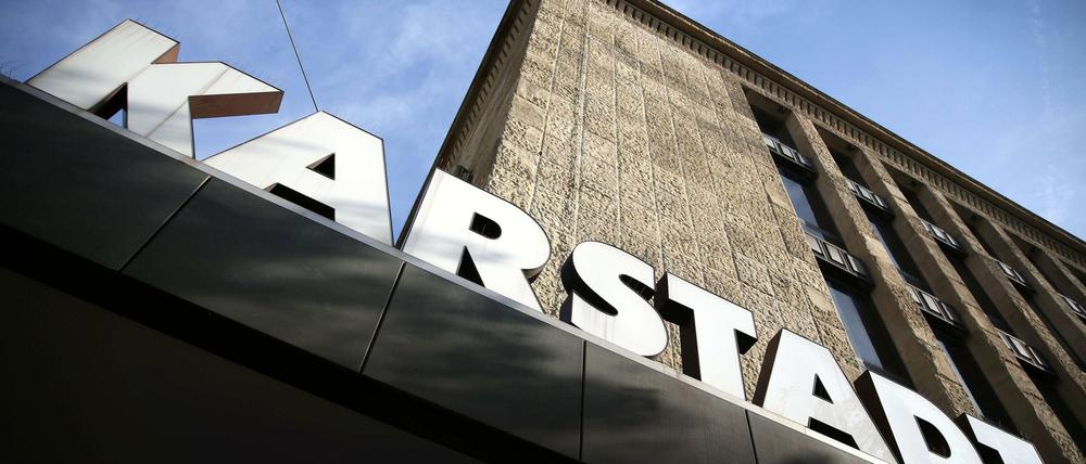 Die Sanierungssaga von Karstadt geht in die nächste Runde. Immerhin sollen jetzt weniger Menschen ihre Arbeit verlieren.