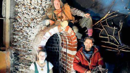 Die bunte Seite der Nacht. Die Mitglieder der Künstlergruppe Karmanoia vor den Resten ihres begehbaren Wunderlandes.
