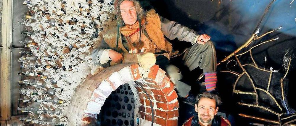 Die bunte Seite der Nacht. Die Mitglieder der Künstlergruppe Karmanoia vor den Resten ihres begehbaren Wunderlandes.