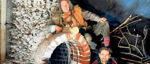 Die bunte Seite der Nacht. Die Mitglieder der Künstlergruppe Karmanoia vor den Resten ihres begehbaren Wunderlandes.