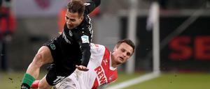 Kampf an der Grasnarbe. Kölns Slawomir Peszko (rechts) und Hannovers Joao Pereira im direkten Duell. 