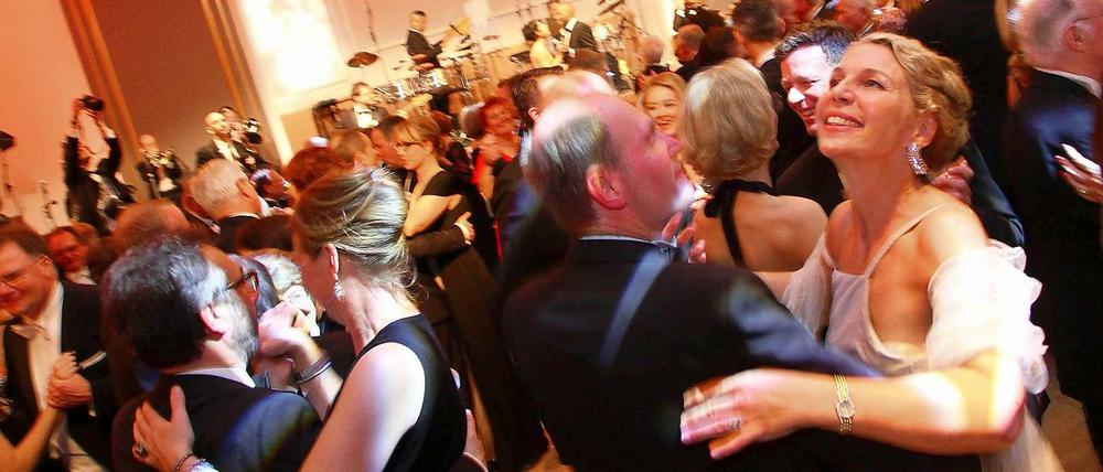Schwungvoll durch die Nacht: Nach der Tanzeröffnung ließen sich die Ballgäste nicht lange bitten.