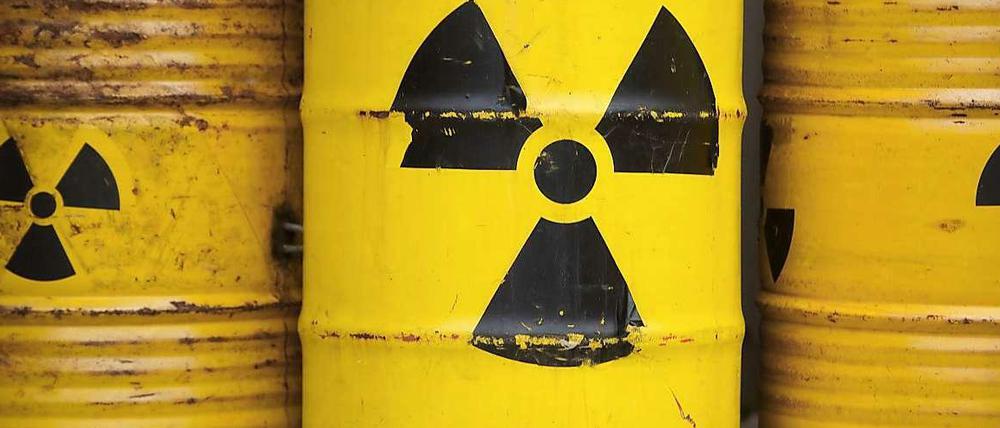Der Atommüll werde noch viel Geld kosten, ist sich Umweltministerin Barbara Hendricks (SPD) sicher. Sie will, dass die Energiekonzerne die Kosten tragen. Das sieht Greenpeace übrigens genauso. Die Fässer stammen von einer Protestaktion der Umweltorganisation. In diesen Fässern wird kein Atommüll gelagert.