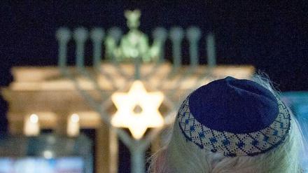 Ein Mann mit Kippa auf dem Pariser Platz in Berlin vor dem Brandenburger Tor
