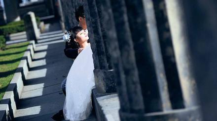 Jeder Tag ein Valentinstag. Dieses Hochzeitspaar ließ sich gestern an der Alten Nationalgalerie fotografieren. Bei anderen bleibt die Liebe unerhört. Manchmal finden sie trotzdem zusammen, wie unsere Geschichte aus Teltow erzählt.