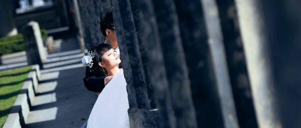 Jeder Tag ein Valentinstag. Dieses Hochzeitspaar ließ sich gestern an der Alten Nationalgalerie fotografieren. Bei anderen bleibt die Liebe unerhört. Manchmal finden sie trotzdem zusammen, wie unsere Geschichte aus Teltow erzählt.