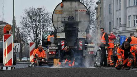 Schon wieder kaputt. Das Foto zeigt Bauarbeiter im vergangenen Dezember auf dem Tempelhofer Damm. Damals besserten sie einen Teil der Fahrbahndecke aus. Diesmal legte ein Wasserrohrbruch den Verkehr auf der stark befahrenen Strecke lahm.