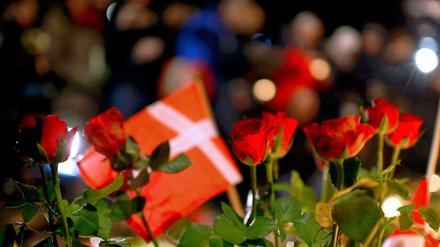 Rosen und dänische Flaggen säumen den Trauerzug für die beiden Terroropfer.