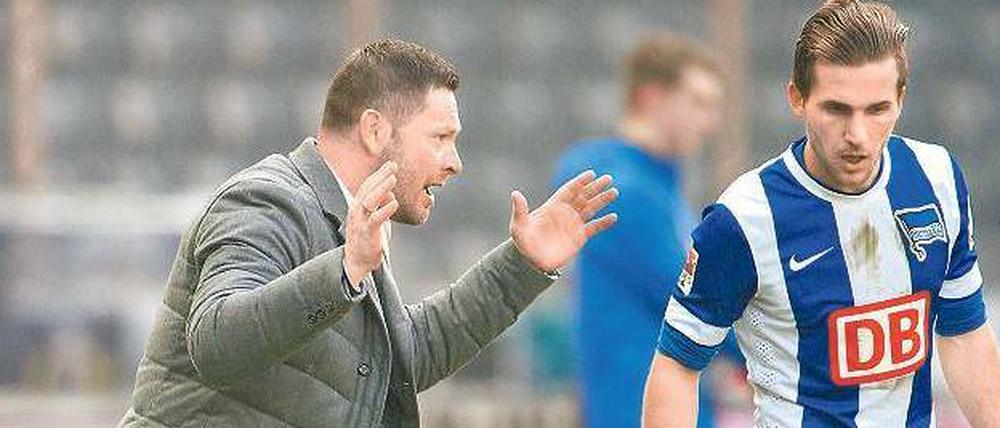 Soooo groß... waren teilweise die Abstände zwischen den Mannschaftsteilen. Herthas Trainer Dardai gefiel das gar nicht.