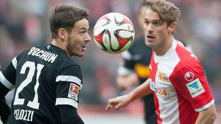 Stefano Celozzi (l.) vom VfL Bochum im Zweikampf mit dem Unioner Sören Brandy.