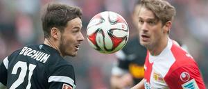 Stefano Celozzi (l.) vom VfL Bochum im Zweikampf mit dem Unioner Sören Brandy.