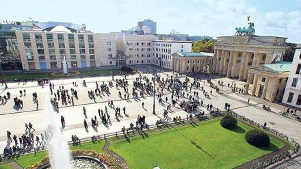 Alles so schön bunt hier. Der Pariser Platz (unten) ist eine Ausnahme, denn hier grenzte die Stadt die Gestaltung durch Satzungen ein. 