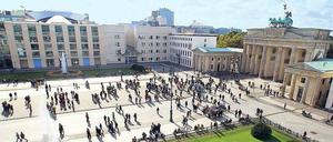 Alles so schön bunt hier. Der Pariser Platz (unten) ist eine Ausnahme, denn hier grenzte die Stadt die Gestaltung durch Satzungen ein. 