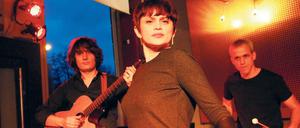 Karpaten im Herzen. Zmei Trei, das sind Mihai Iliescu an der Gitarre, Paula Turcas, Gesang und Oli Bott am Vibrafon. Am Montag sind sie im Jazzclub b-flat in der Rosenthaler Straße zu erleben, wo sie auch fotografiert wurden.