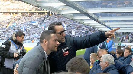 Auf der Suche. Herthas neuer Trainer Pal Dardai (vorne, mit Manager Michael Preetz) hat schon einiges ausprobiert und fahndet noch nach einer stabilen Achse.