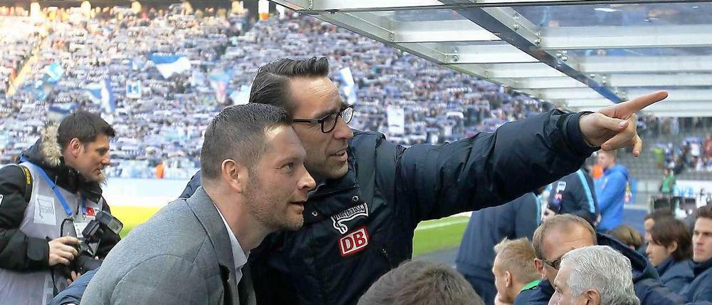 Auf der Suche. Herthas neuer Trainer Pal Dardai (vorne, mit Manager Michael Preetz) hat schon einiges ausprobiert und fahndet noch nach einer stabilen Achse.